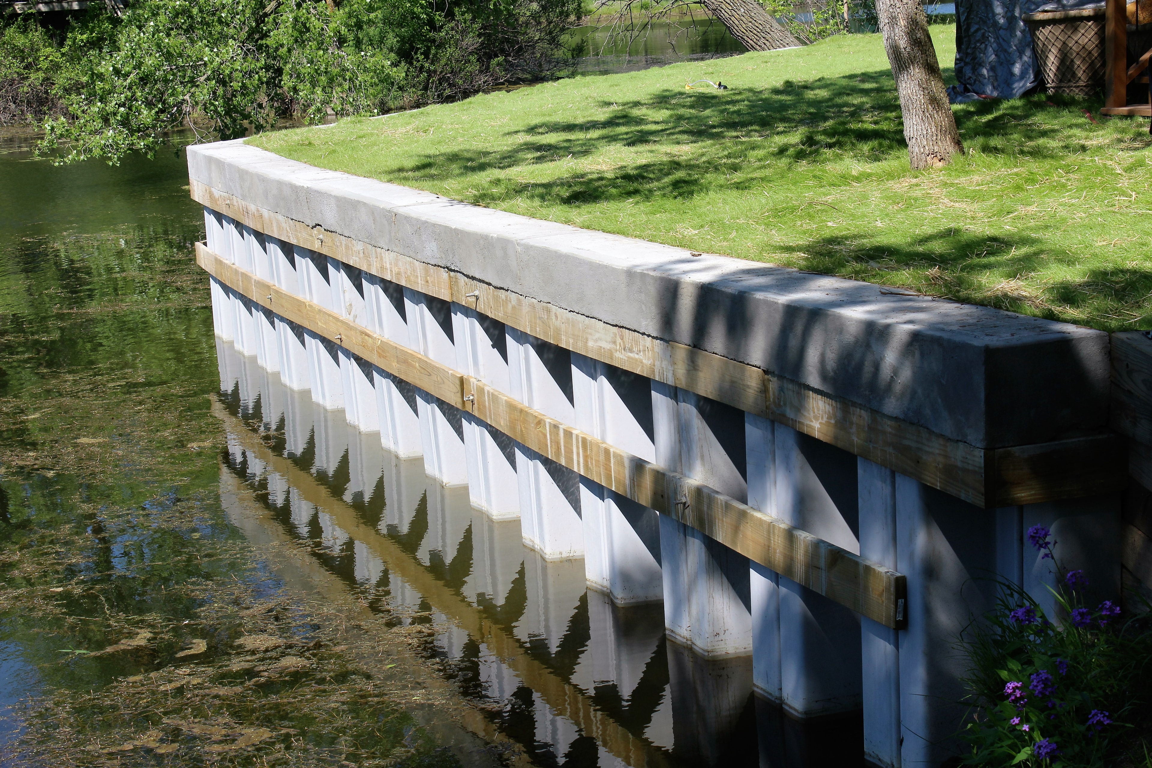 Sea wall and shoreline retaining structure